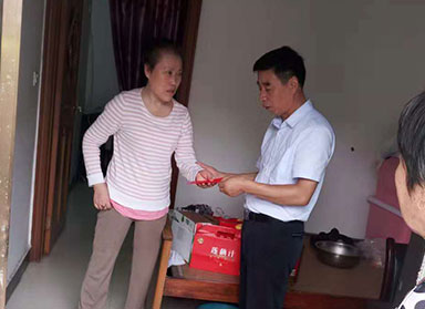 成人抖音下载公司慰问安宜社区少数民族困难户
